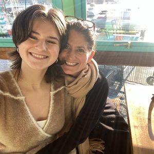 Meet your Poshers, Kim and Avery